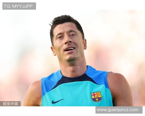 莱万转投巴萨引发拜仁球迷愤怒指责其忘恩负义情绪高涨